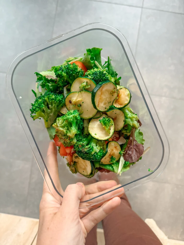 Vega broccoli courgette salade