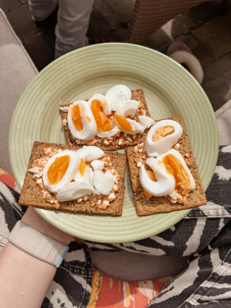 groente crackers met ei en muhammara
